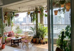 Trang trí ban công chung cư bằng cây xanh sẽ giúp căn hộ tươi mát, nhiều sức sống hơn