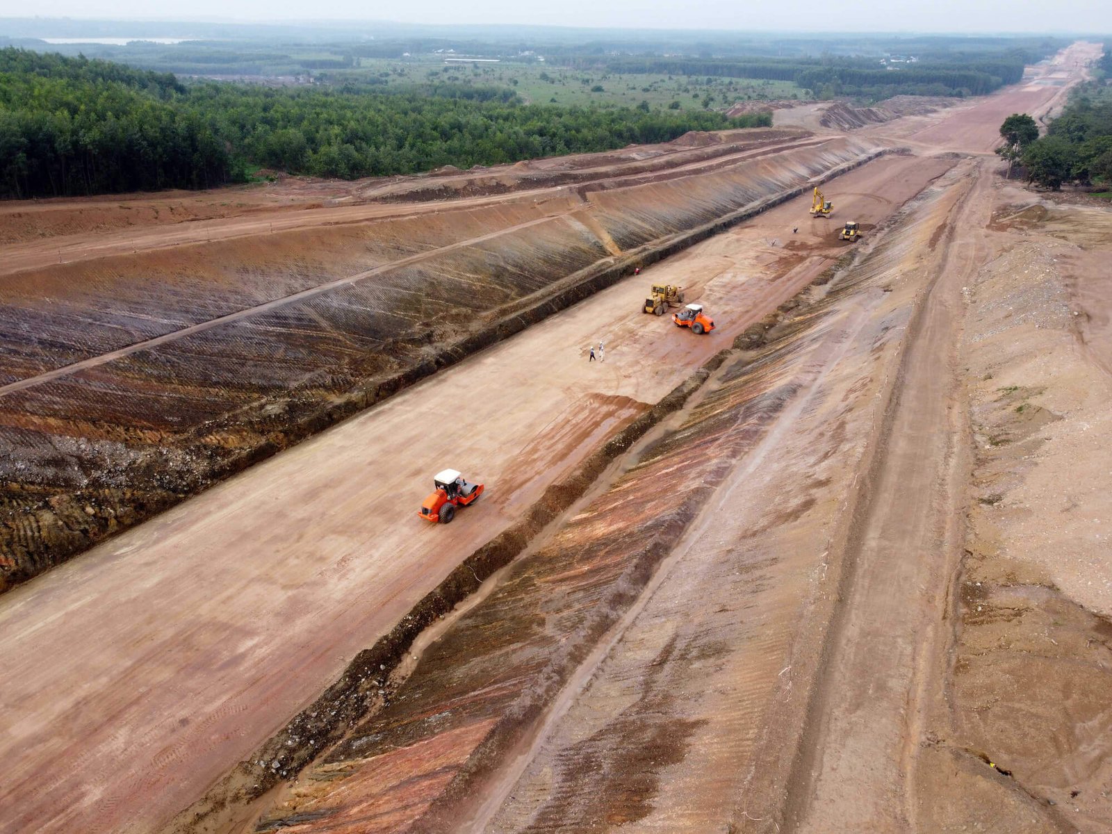 Cao tốc Phan Thiết Dầu Giây - Nhiều đoạn cao tốc vẫn đang tiếp tục được thi công