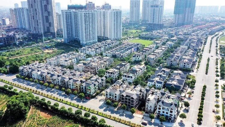 Thị trường nhà đất Việt Nam đầu năm 2022 đang đối mặt với rủi ro kép, cả về pháp lý lẫn thị trường