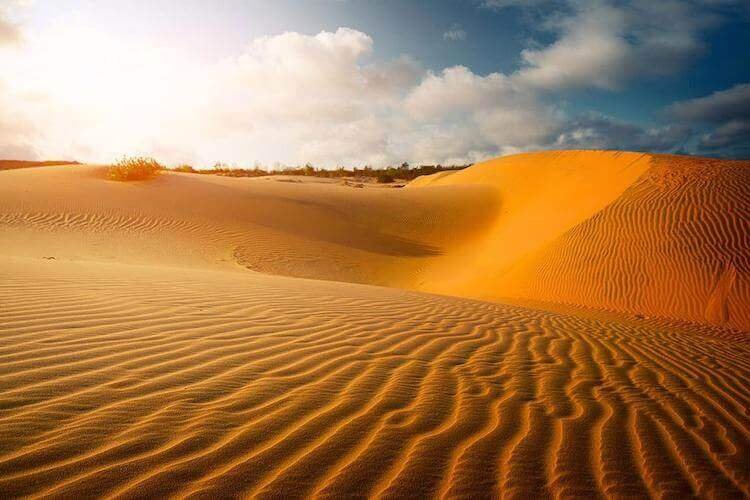 Phan Thiết có gì chơi? Đồi cát hồng là điểm đến được giới trẻ vô cùng yêu thích.