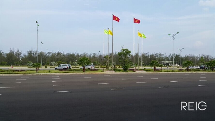 Sân bay Tuy Hòa được nâng cấp kéo theo hàng loạt công trình giao thông được mở rộng và xây mới.