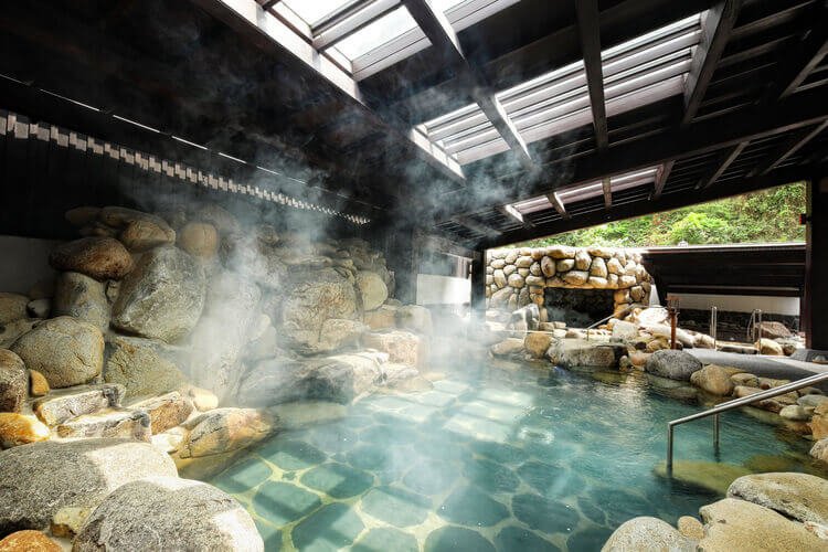 Khoáng nóng Onsen dần trở thành dịch vụ nghỉ dưỡng ưa chuộng của người dân Việt. Khoáng nóng Onsen dần trở thành dịch vụ nghỉ dưỡng ưa chuộng của người dân Việt.
