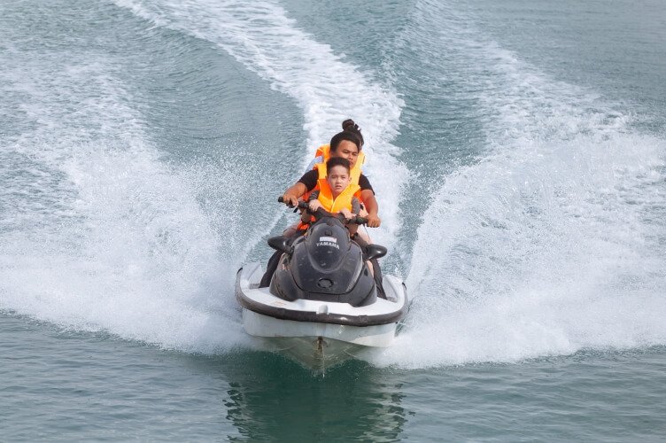 Biển tạo sóng Vinhomes Hưng Yên - Cưỡi cano tốc độ cao tại biển tạo sóng Vinhomes Hưng Yên