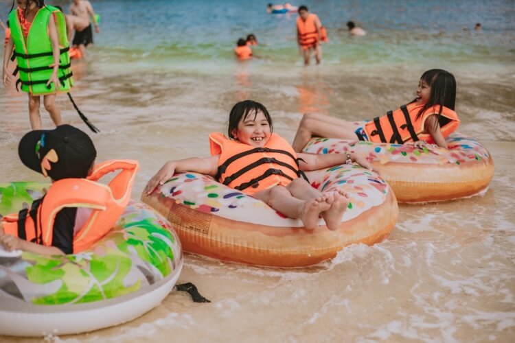 Biển tạo sóng Vinhomes Hưng Yên - Trẻ em nô đùa tại biển tạo sóng Vin Hưng Yên