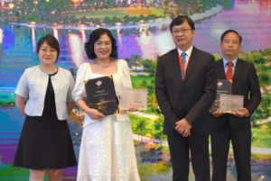 Đại diện Vinhomes nhận bằng chứng nhận tại lễ trao giải BCI Asia Awards 2022.